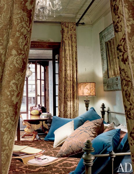 dam-images-homes-2010-05-gerard_butler-gerard-butler-09-bedroom
