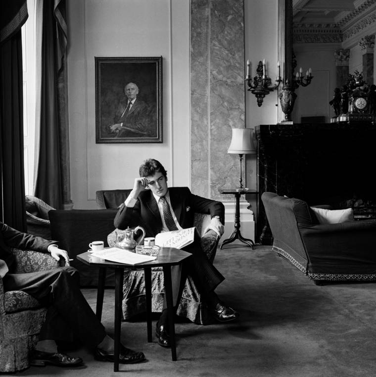 Karen-Knorr-Gentlemens-Clubs-10